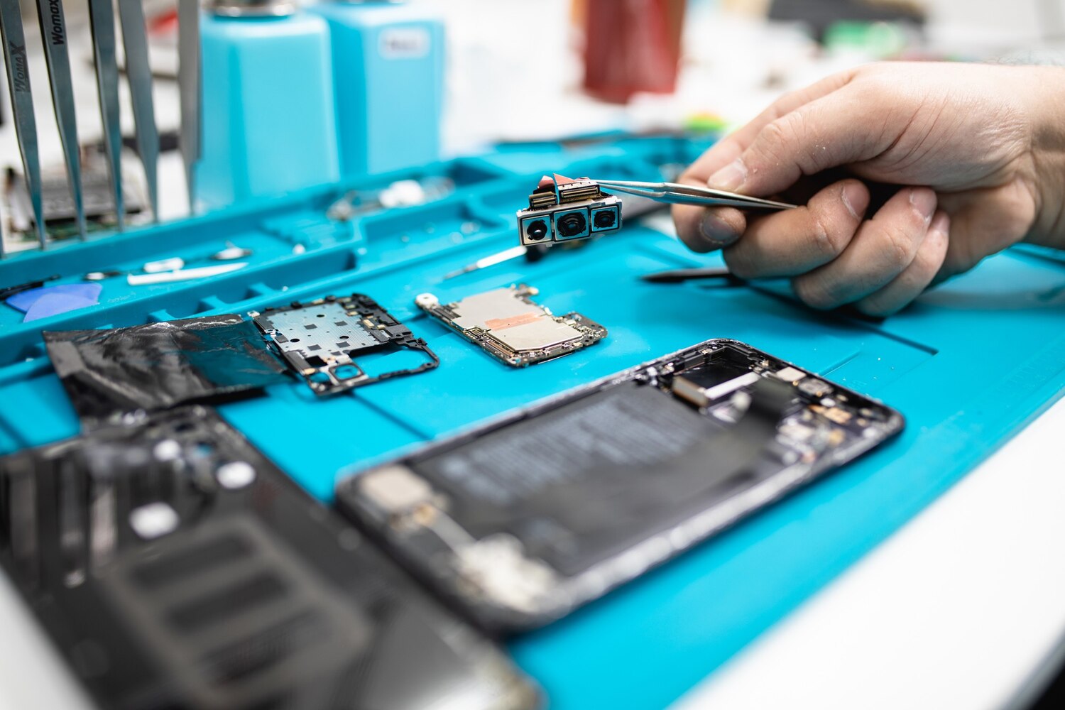 professional smart phone repair shop service close up shot electronics concept 473712 2344